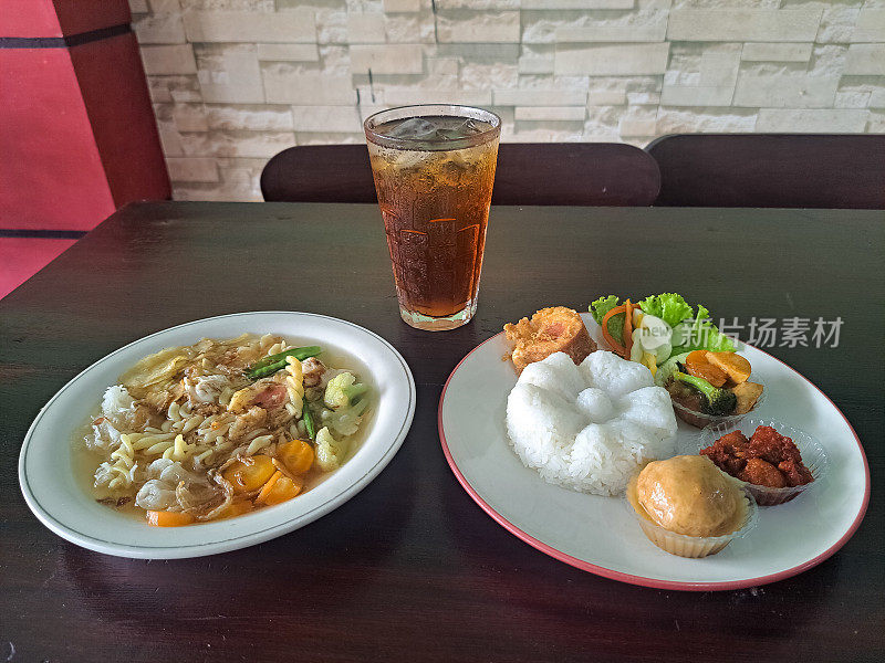 婚礼米饭印度尼西亚(Sego Manten)或Nasi Pupuk Mantenan。佐以印尼婚礼汤(Sayur Sop)、炸土豆丸子(Kentang Kroket)和鲜茶冰(Es Teh Segar)。食物和饮料菜单。